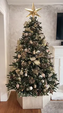 Decorate my new Christmas tree with me!🌲 #christmastree  #christmasdecor  #aestheticchristmas  #christmastreedecorating #christmastreeinspo #christmastiktok #christmastreedecor 