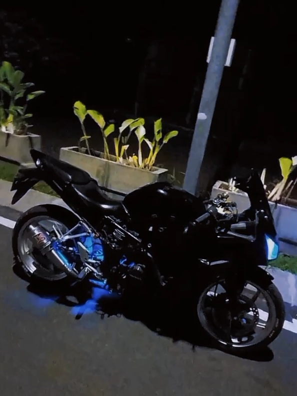 . . . . . #cbr #cbrlokal #cbrhitam #cbrmodifikasi #cbrdownsize #cbrsimple #lampukolong #supernova #illdoit #beranda #reels #fyp #fypage #foryoupage #fypシ゚ #xybca 