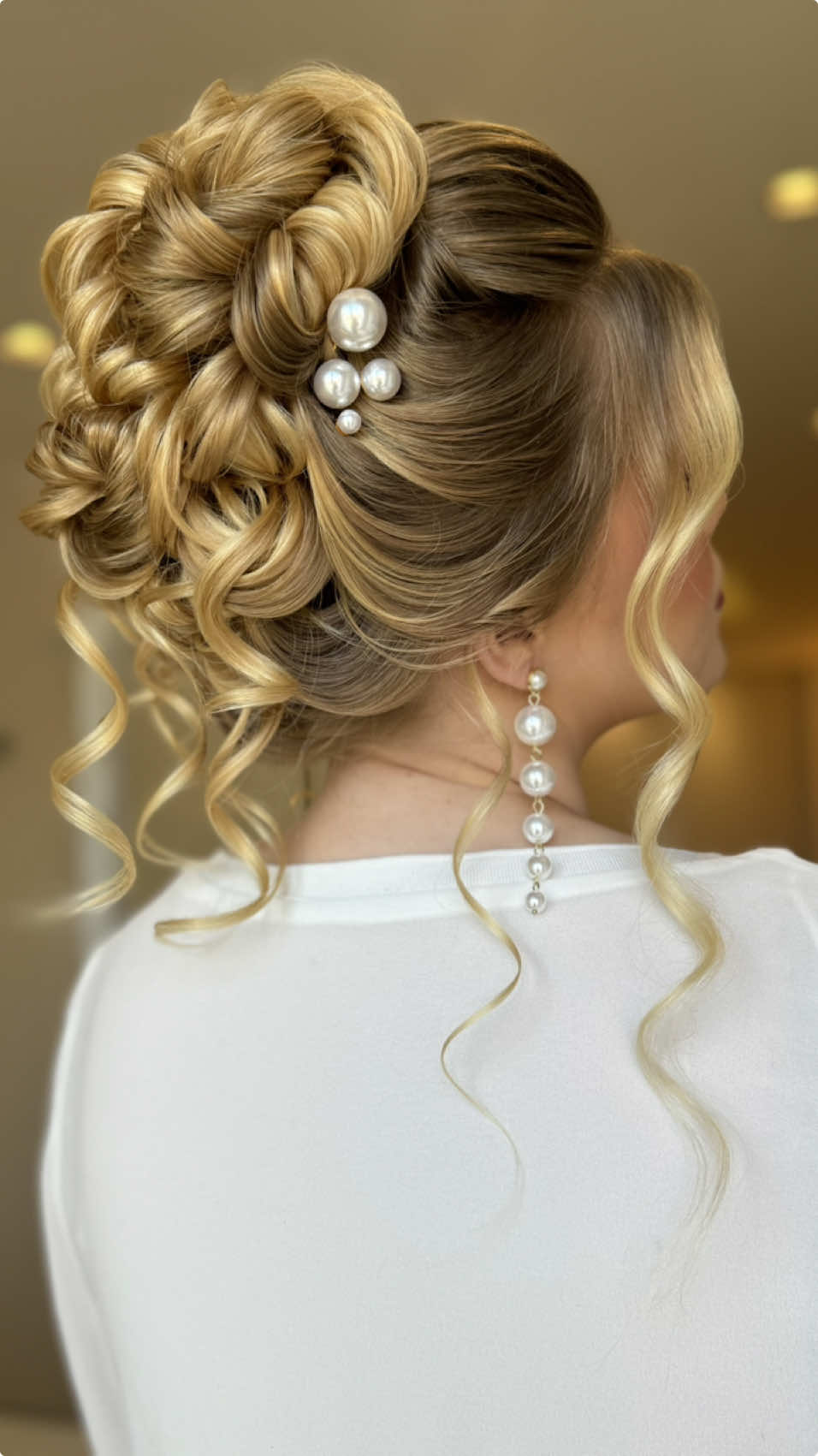 ✨ Descubra o segredo! ✨ Desenvolvi uma técnica única para criar um coque super volumoso, até mesmo em cabelos com pouco volume! 💡 Perfeito para festas e ocasiões especiais. Quer aprender?   #CoquePerfeito #TécnicaExclusiva #PenteadosComEstilo #trança #penteado #penteados #hair #hairstyle #loiro 