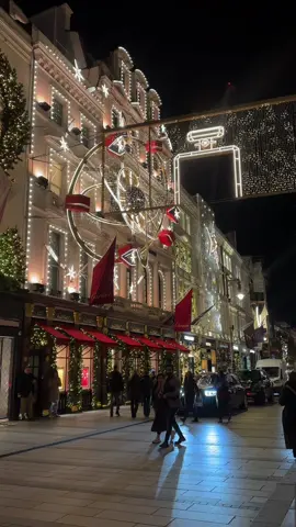 London lights on Old Bond Street ✨ #london #christmas #christmasinlondon  #luxury  #christmasseason #christmas2024 #christmaslights #christmasdecor #christmasdecorations #oldbondstreet #christmas2024 