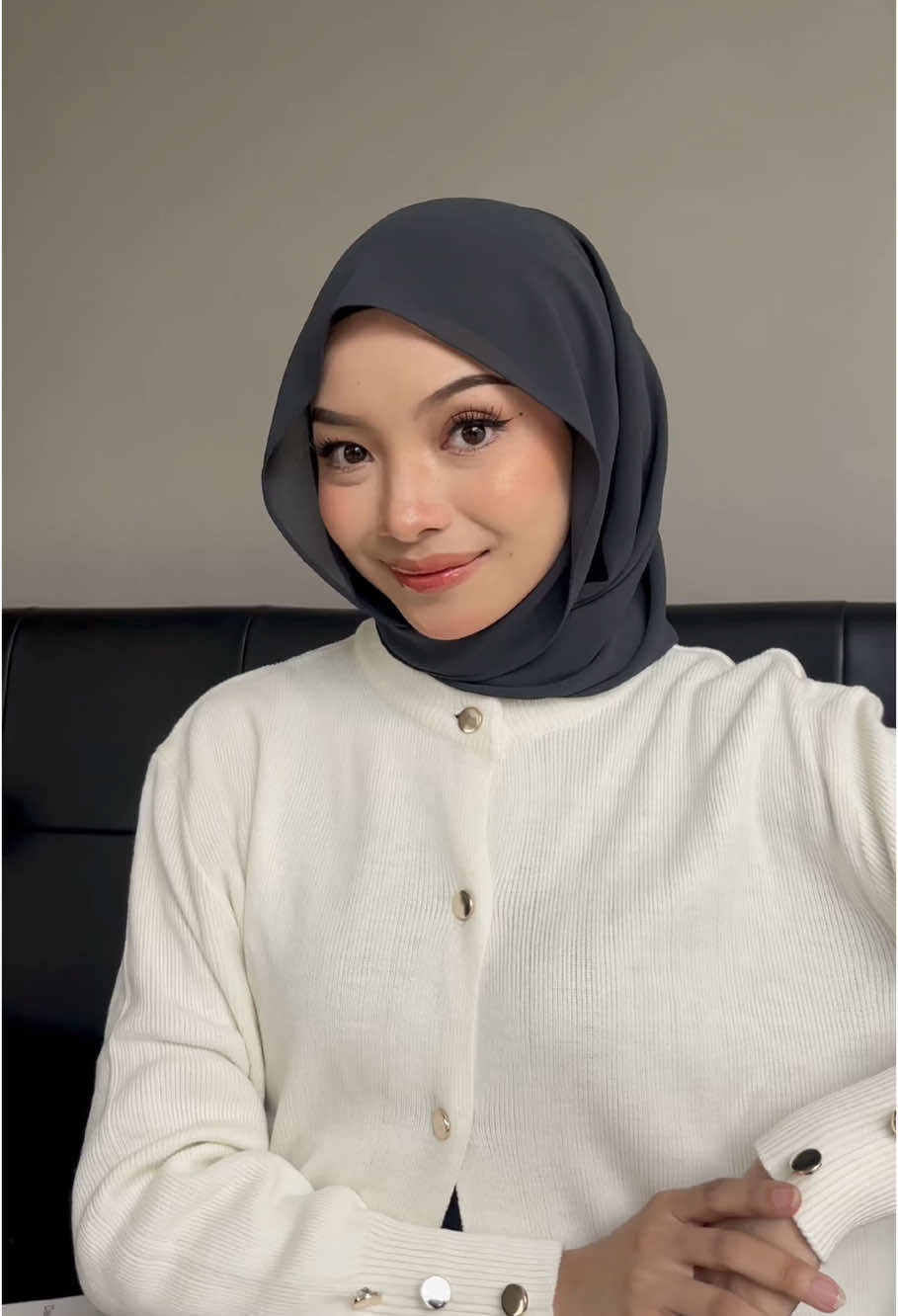 Dijamin anti bulky club kalo pake Belle Shawl ini! Jangan lupa SAVE & SHARE tutorial ini yaa!😍🥰🫶🏼  In frame Belle Shawl share Rockyroad! Barusan restock girls ✨ #pashmina #hacks #hijabtutorial #tutorialpashmina #pashminaceruty #chiffonceruty #cerutypremium #fyp 