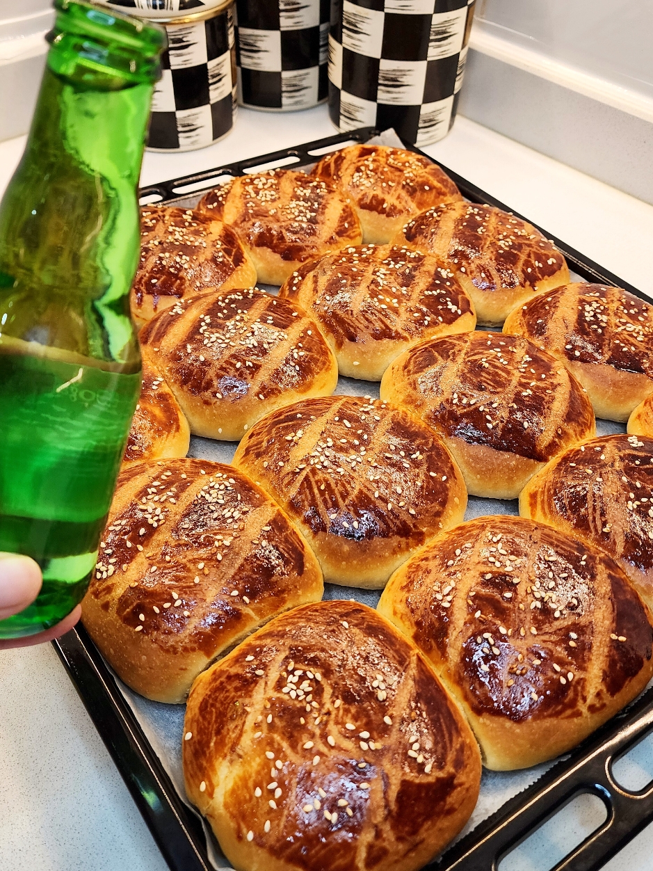 Yok böyle poğaça gece yoğur hazırla sabah pişir 👌 Geceden hazırlayıp kolayca sabah pişirme yapabileceğiniz kolay poğaça tarifi bu yöntemi başka poğaçalar da da yapabilirsiniz... 1 şişe maden suyu ile yumuşacık puf puf kabaran poğaça..  Poğaça tarifi  Malzemeler  7.5 un kullandım un markasına göre değişebilir lütfen 7 su bardağından sonra dikkatli ekleyin..  1 su bardağı yoğurt sulu tarafından.  1 şişe maden suyu sade olarak kullandım (200 ml)  1 su bardağı sıvıyağ  1 çay bardağı ılık su  1.5  yemek kaşığı dolusu tozşeker  1.5 tatlı kaşığı tuz damak tadınıza göre ayarlayabilirsiniz  1 paket instant kuru maya  1 yemek  kaşığı tereyağ  İçi için  Süzme kahvaltılık peynir  Üzeri için 1 adet yumurta sarısı 3 damla pekmez  Beyaz susam  Kullandığım su bardağı ölçüsü 👉 200 ml  Kullandığım çay bardağı ölçüsü 👉 125 ml Yapılışı  Malzeleri karıştırıp yumuşak videodaki gibi olucak güzelce yoğuralım unu yavaş yavaş ekleyelim hiç dinlendirmeden bezelere ayıralım içine peynir ekleyip yuvarlayıp tepsiye dizelim üzerine yumurta sarısı sürüp susam döküp bıçakla şekil verdim üzerini kapatmadan buzdolabına koydum ben gece 1 gibi yaptım sabah 9 buçuk civarı pişirme yaptım fırını 50 derecede 2-3 dakika ısıtıp kapattım poğaçaları fırında 30 dakika tepsi mayası yaptım dilerseniz oda ısısında 40 dakika kadar da tepsi mayası yapabilirsiniz zamanınız yoksa direk soğuk fırına koyun 180 derece alt üst fanlı ayarda pişirme yapabilirsiniz 30 dakika tepsi mayası olan poğaçaları 180 derece alt üst fanli ayarda 180 derede kızarana kadar pişirdim benim fırında yaklaşık 35 -40 dakika kadar zamanda pişti sizlerin fırında bu zaman değişebilir.. Not :maden suyu yoğurt buzdolabında çıkınca en az yarım saat 40 dakika oda ısısında dinlendirin soğuk eklemeyin 😊 #poğaça #asmr #trendingvideo #tarif 