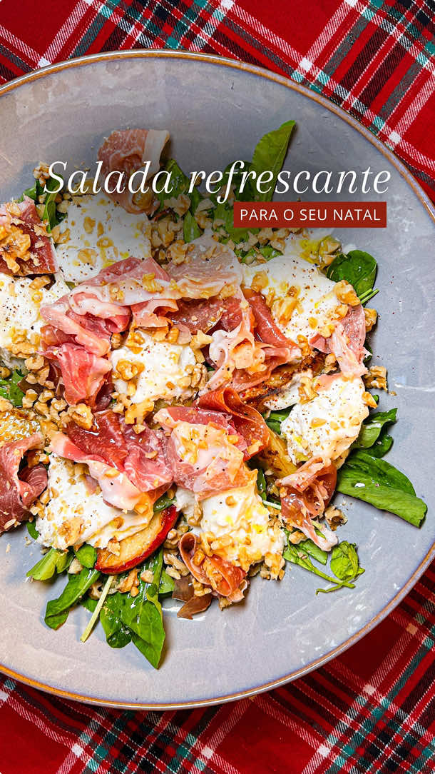 #PatyNaCozinha com uma Saladinha Refrescante em Clima de Natal 🎄 Bora fazer? ⇣ Utilizamos Burrata, Presunto de Parma, Rúcula, Azeite, Nozes e Pêssego 🍑 • Mas, tá liberado usar a sua criatividade e deixá-la ainda mais especial ✨ #felipettoempório #empório #empóriocontagem #receitasfáceis #saladadenatal #saladarefrescante #blackfriday