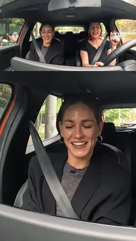 🚗 Viajar en auto con @rocio_igok es algo así ✨ 👉 La cantante y actriz se animó al #Carpool de @genteonline para hablar a fondo de su vida a bordo del Kardian de @renault.arg