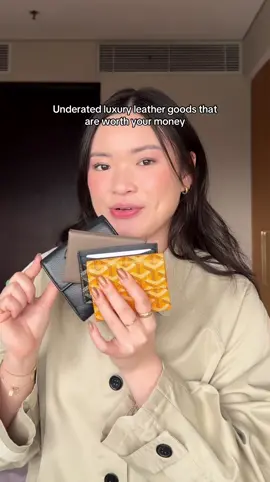 I personally prefer the Calvi as it is lighter and more compact. Which one do you prefer? 👀 #luxurygoods #cardholder #hermes #goyard #review 