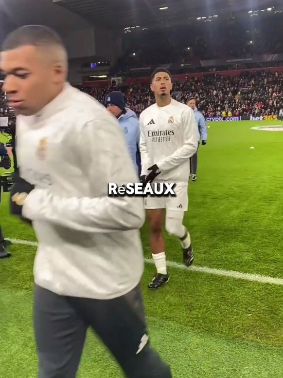 Le bus transportant les joueurs du Real Madrid s'écrase en Angleterre après leur match contre Liverpool.