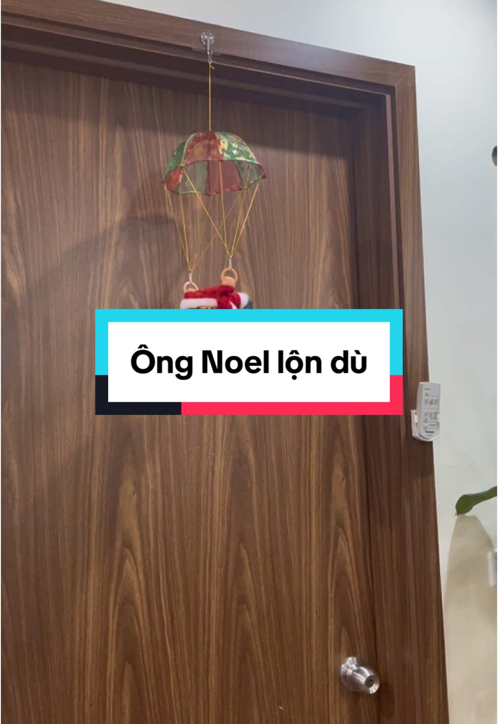 Video thật ông Noel nhảy dù có nhạc nha mn ơiii #xuhuong #noel #giangsinh2024 #onggianoel #onggianoelnhaydu 