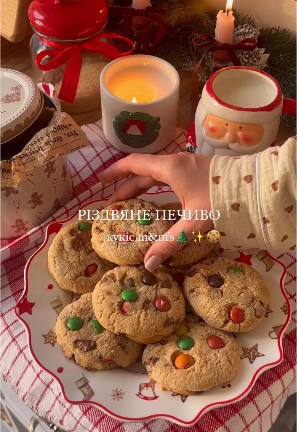 Не змогла пройти повз цього тренду, тому зберігайте рецепт найсмачнішого різдвяного печива🌲✨🍪 Інгредієнти: 🍪вершкове масло-100гр  🍪цукор з тростини-80гр  🍪ванільний цукор-1пакетик 🍪розпушувач-6гр 🍪дрібка солі  🍪яйце -1шт  🍪 борошно-160 🍪шоколад молочний-100гр 🍪 M&M's- 90гр(2 упаковки)  Вершкове масло підігріваємо у сотейнику з товстим дном 3-4хв на повільному вогні до утворення коричневих пластівців. Важливо постійно помішувати масло, щоб не приставало до дна і не підгорало.  Знімаємо з вогню та додаємо до цукру та ванільного цукру.  Збиваємо міксером 1-2хвилини.  Додаємо яйце та сіль у теплу але не гарячу суміш масла і повторно перемішуємо.  Просіюємо борошно з розпушувачем, замішуючи еластичне тісто.  Всипаємо подрібнений шоколад та драже M&M's Залишаємо тісто у харчовій плівці в холодильнику на 1,5години. Розігріваємо духовку до 180 градусів. Формуємо з тіста кульки по 80 грам.Можна злегка притиснути кульки,що печиво було плоскіше. Випікаємо печиво 15хв -17хв при температурі 180градусів на режимі верх низ. Дайте печиву 5 хвилин відпочити. Можна смакувати☺️  Смачного🍪🤎. #різдво #печиво #кукіс #рецепт #рекомендації 