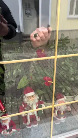 Oma bekommt eine neue Kugel😂 #geschenk #oma #sorry #weihnachten 