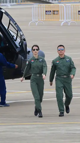 🚁 중국 여성 파일럿의 멋진 도전! 11월 7일, 육군 여성 비행사 쉬펑찬이 Z-20 헬기를 조종하며 주하이 에어쇼에 참가했어요! 쉬펑찬은 1999년생으로, 2017년에 입대하고 중국 육군 최초의 여성 파일럿 중 한 명이에요. 👏✨ 출처: douyin 航展现场 #여성파일럿 #Z20헬기 #주하이에어쇼 #쉬펑찬 #중국항공