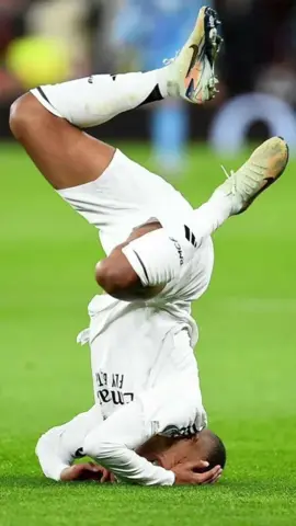 شبيه مبابي في الانفيلد 🤷 #ريال_مدريد #ليفربول #sports #مبابي #mbappe#Football#كريم_عنتر 