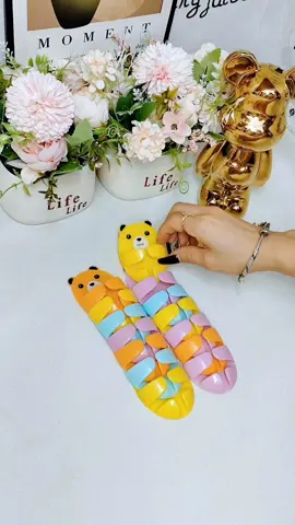 With this cartoon hugging bear punch-free plug hook, you can organize the plugs that have nowhere to place #Nopunch