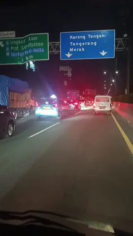 oh tol jakarta tanggerang jam segini masih macet aja