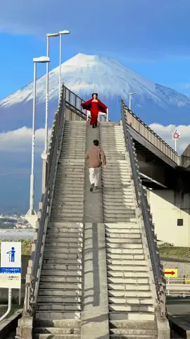 Japan 🏔️🇯🇵 📍 พิกัด : Fujisan Yumeno Ohashi เราขับรถจาก Lake Yamanakako มาอีกประมาณ 1 ชม.กว่าๆ  ไปกลับก็รวม2 ชม. มาแค่มุมนี้ ถ่ายมุมนี้ไม่เกิน5 นาที 🕘 ต่อคิวประมาณ ครึ่งชั่วโมงค่า ไม่นาน แปปๆ  ถ้าใครจะมาก็แนะนำ สวยน้า จริงๆมุมตรงบนสะพานก็ถ่ายสวยค่า  รักแฟน @Travel.tireless สนุกด้วยกันแบบนี้ไปจนแก่เลยนะ 👫 ชุดคือเด่น ❤️‍🔥 ต้องมีนะรุ่นนี้ ไม่จมไม่หายของจริงจ้า @CHUU CLOTHING  🎥 28.11.2024 🕘 15.00 น. #japan #japantravel #CGINjapan #journeyxchureeporn #fuji #mtfuji #kawaguchiko #lakekawaguchiko #travelingwithchuu #onvacation #travelblogger #travelphotography  #birthdaytrip #yamanakako  #lake #amazing #amazingview