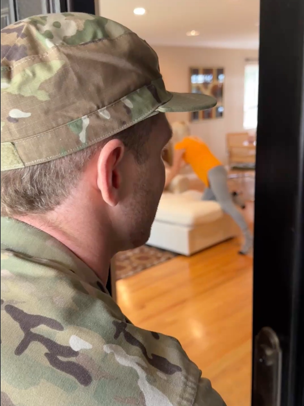 Soldier surprises his girlfriend on Thanksgiving and proposes ❤️ PART 1 #viralvideo #fyppppppppppppppppppppppp #surprise #birthday #fyp #military #Homecoming #Relationship #proposal
