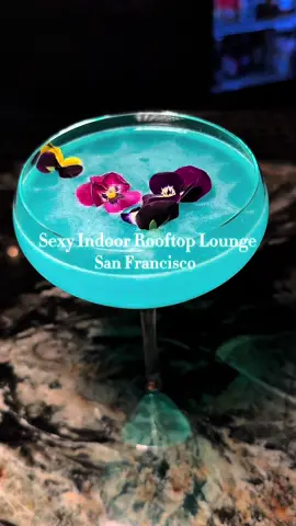 Before you do anything else make sure you follow @booziebrunch for the sexiest, hidden gems around. And of course brunch! 🙂‍↔️ you’re looking for a sexy rooftop vibe @theviewsf is perfect for winter. It sits on top of the @sfmarriottmarquis in downtown San Francisco. It’s perfect for a date night or a night out with friends. Check it out! . . . #sffoodie #sfbay #sanfrancisco #marriott #sf #marriottbonvoy #marriot 