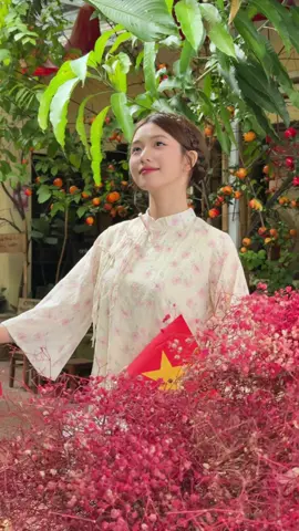 Elm pé cụaa ai đaii..🤭✨🧧 Lỡ hẹn với mí bà áo dài Tường Vân vì lí do lỗi giỏ hàng nên bù cho mí bàa iem này sẽ có mặt tại phiên livestream 11h 30.11 nheee 🌸🌸 See yaaaa ~~~  #chupanhtet #tet #aodaitet #aodaihavana #viralvideo #nccdanang 