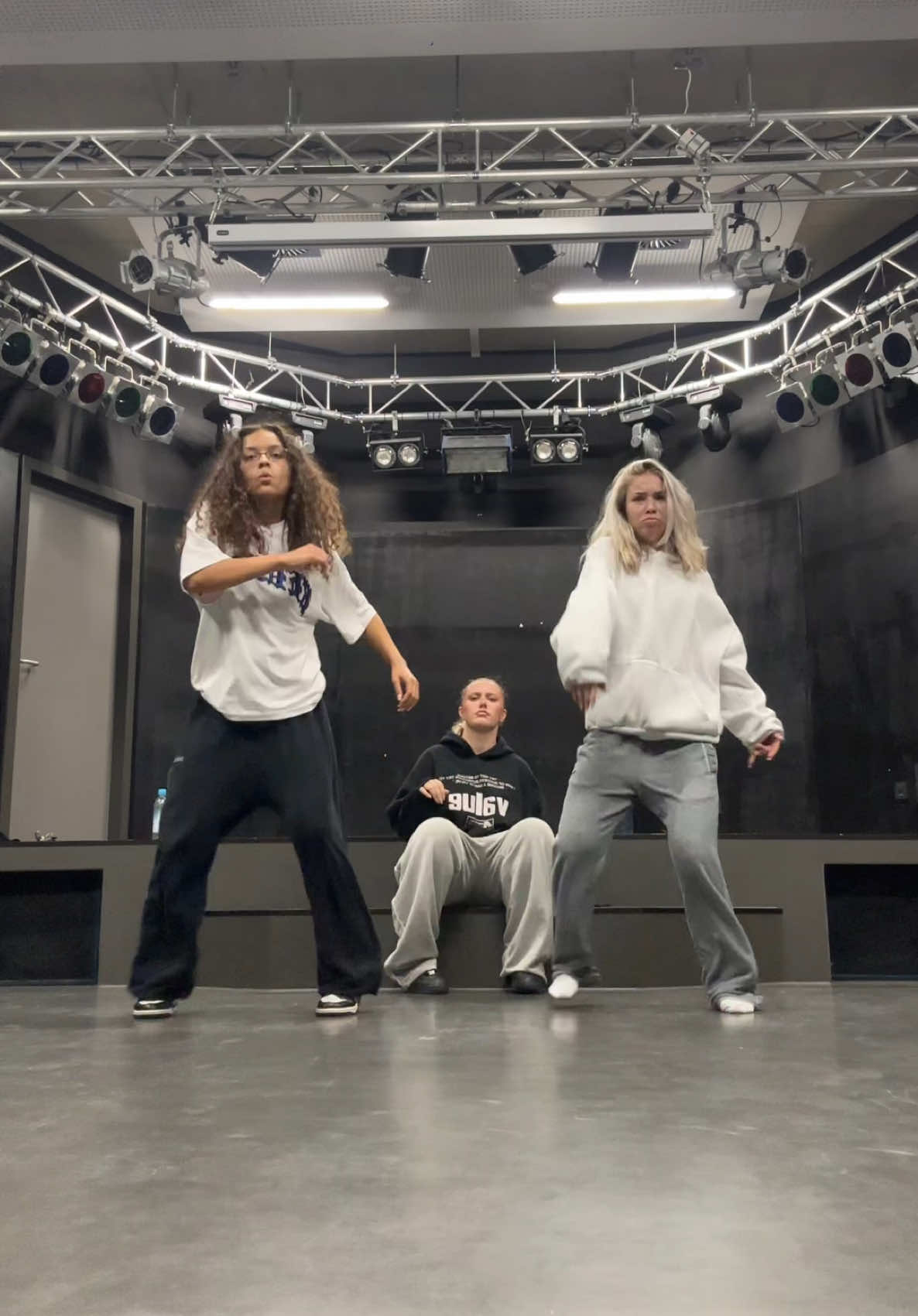 on repeat🔁 | dancers: @aliya @melanie.br @steffi ;) | dc: @Jean-Victor 🔥🔥 #dance #dancechoreography #dancestolearn #dances2024trends #hiphopdance #dancing #dancetok #hiphop #hiphopdancing #hiphoptok #crew #offmask #hiphopdancecrew #dancinghiphop #dancecrew #hiphopcrew 