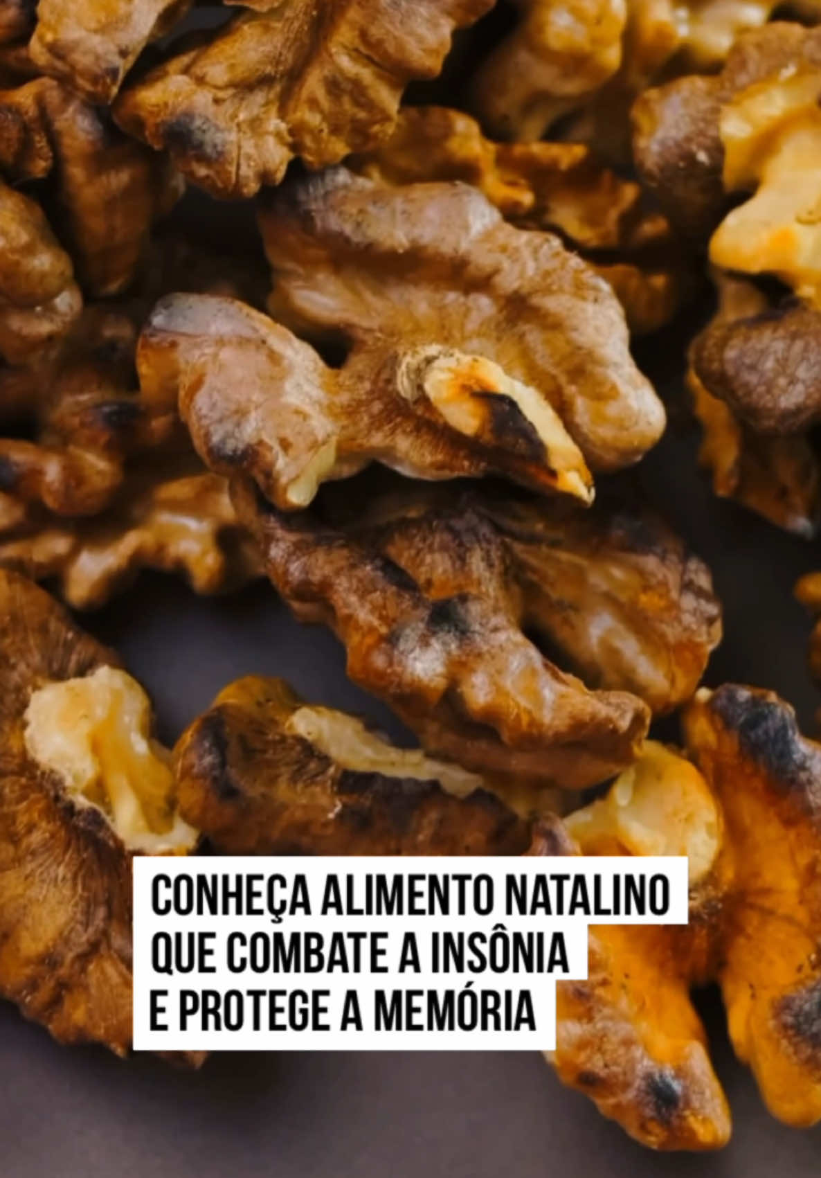 📹 Entre as comidas típicas do período natalino, as nozes ocupam um lugar especial. Além de serem base para diversas sobremesas do fim de ano, elas podem ser ótimas aliadas do organismo: o fruto seco ajuda a combater a insônia e protege a #memória, sendo um aliado da saúde cerebral. As #nozes são alimentos oleaginosos ricos em ômega 3, ômega 6, vitamina C, vitamina E, zinco e potássio, além de triptofano — a substância é usada como base pelo organismo para a produção de hormônios como a serotonina e a melatonina, que ajudam a regular os ciclos de sono e a melhorar o humor. “As nozes são precursoras da melatonina, que ajuda a combater a insônia. Além disso, possuem bastante ômega 3 e vitaminas do complexo B, especialmente a B6, que apresenta benefícios para a qualidade do sono”, diz a médica nutróloga Marcella Garcez, diretora da Associação Brasileira de Nutrologia (Abran). A vitamina B6, também presente no fruto seco, participa da síntese de outras substâncias importantes para o sono. Além da melatonina, ela ajuda o corpo a produzir noradrenalina e ácido gama-aminobutírico. Enquanto o hormônio é importante para impulsionar o famoso sono REM, que traz maior descanso ao corpo, o ácido bloqueia impulsos das células nervosas, permitindo que o corpo se “desligue” mais facilmente. A presença do ômega 3, das vitaminas do complexo B e de magnésio nas nozes também ajuda a inibir a ansiedade e regular o estresse, além de proteger a saúde cognitiva. As nozes têm uma boa proporção de gorduras saudáveis que ajudam a combater o colesterol alto e melhoram o funcionamento do cérebro ao induzir o organismo a desfazer os emaranhados de proteínas beta-amiloides. O acúmulo da proteína está ligado ao desenvolvimento de demências como o Alzheimer. As nozes, por fim, ainda trazem uma carga de antioxidantes para o organismo. Os compostos reduzem a quantidade de radicais livres do cérebro, permitindo uma melhora das funções cerebrais e também beneficiando a memória. #TikTokNotícias