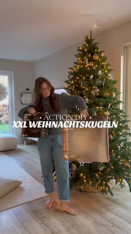 XXL Weihnachtskugel 🎄⭐️ Die Leuchtkugeln von Action sieht man aktuell ja überall. Mir waren sie noch nicht weihnachtlich genug, also habe ich sie mit Tannengrün gepimpt. Genauer gesagt mit Thuja 😊  Wie findet ihr es?   #weihnachten #DIY #action #actionfind #weihnachtsdeko #diyweihnachten 