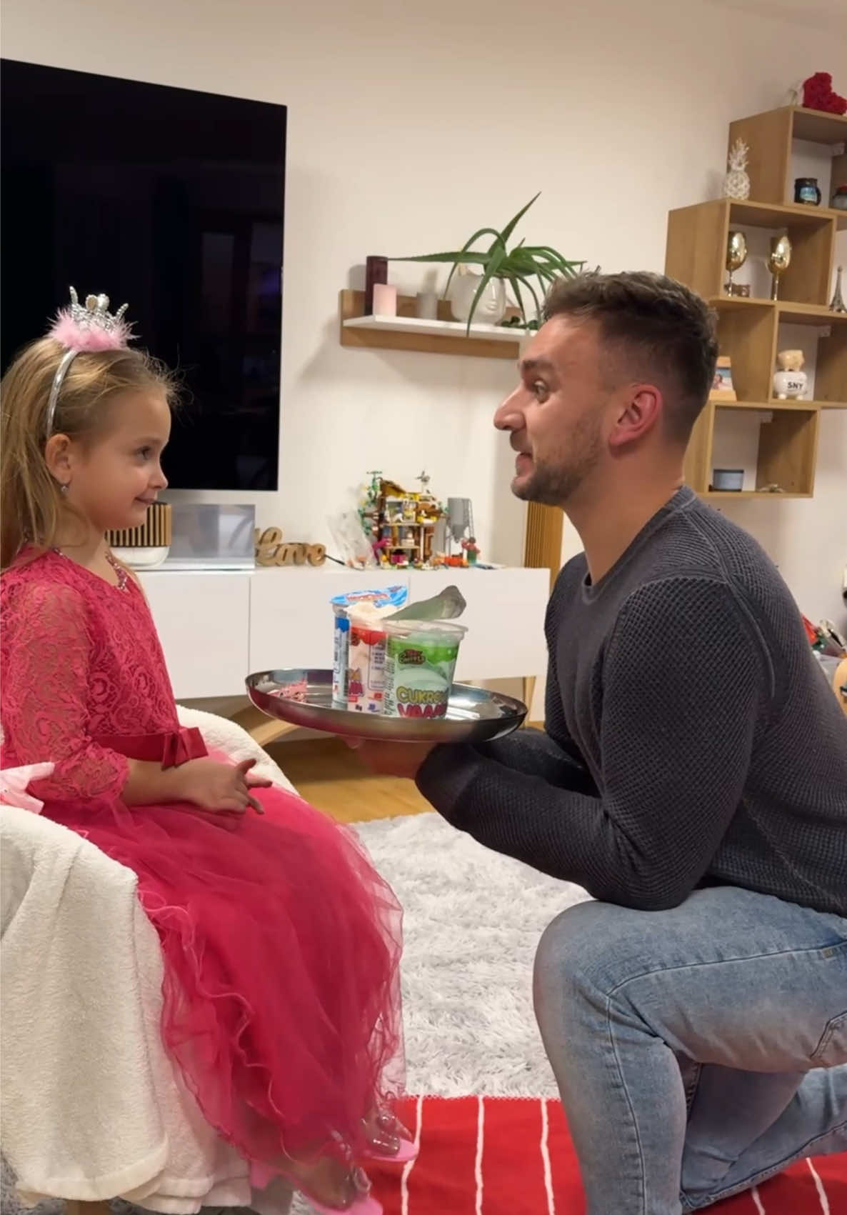 Má královská dcera měla tu čest jako první ochutnat TARY SWEETS Cukrovou vatu! 🍭👑 Přinesl jsem jí ji jako věrný sluha a napjatě čekal, jestli ji schválí… A co na to řekla? Byla nadšená! 🎉 Prohlásila, že je to královská pochoutka hodná každého prince a princezny. Takže jestli jste ještě neochutnali, je čas napravit to – jahoda, jablko nebo bubble gum? Každá příchuť je dokonalá! 👑✨ Sežeňte si tuhle dobrotu na TaryShop.cz a buďte i vy součástí královské hostiny! @tarysweets.cz #TarySweets @tarydrink.cz 