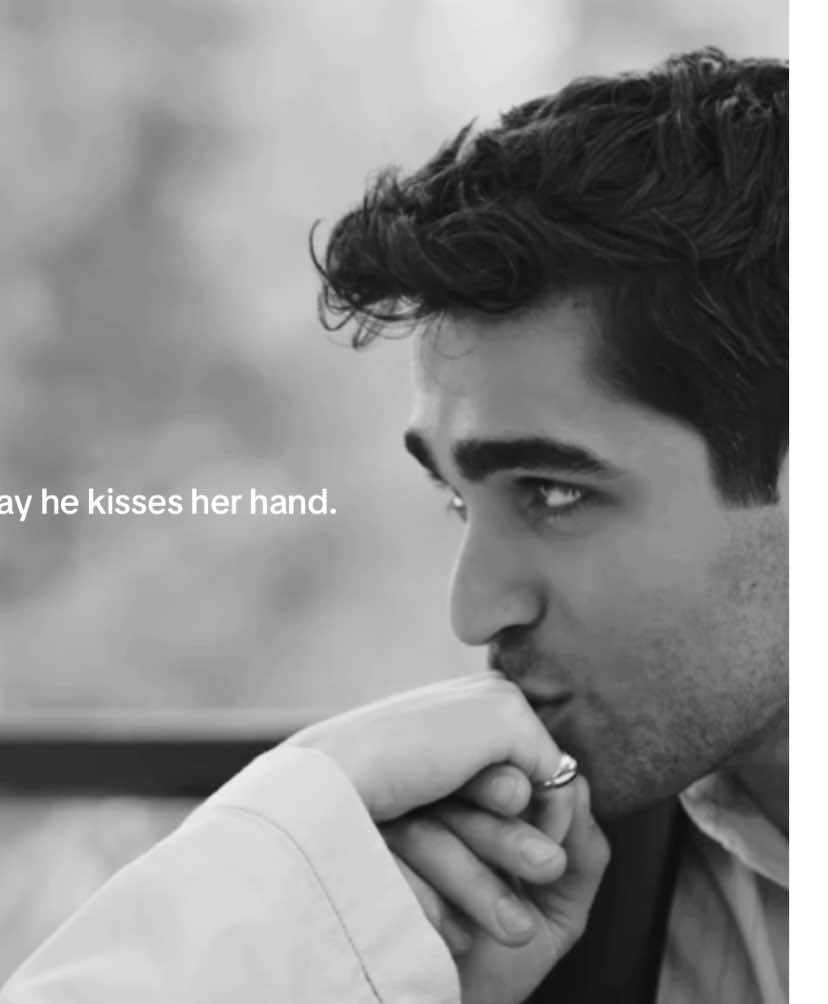 The way he kisses her hand is my everything ❤️‍🩹😭 #SEYFER #yalicapkini #feritkorhan #seyrankorhan #afrasaraçoglu #mertramazandemir #dizi #fyp #recommendations #Love 