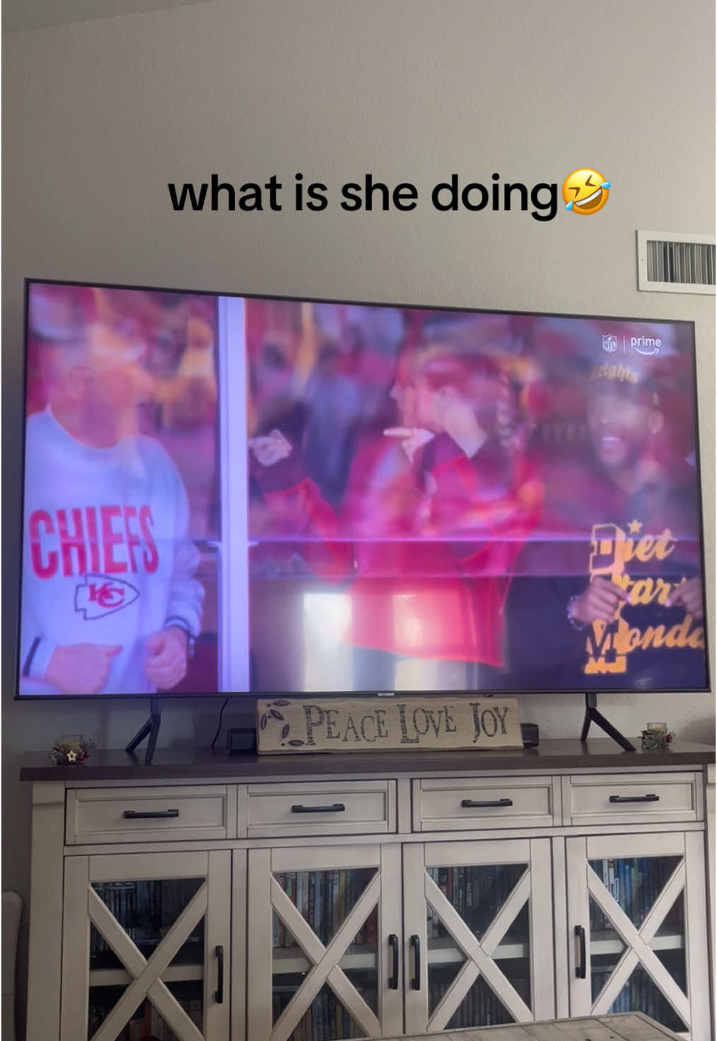 “and his biggest fan”🥰on a side note that pass that Travis did was crazy smooth #swifttok #tayvis #taylorswift #swifties  taylor at the chiefs game today❤️