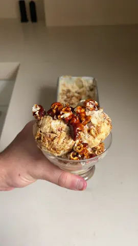 SORVETE DE PIPOCA: Ingredientes: 50g de milho de pipoca 200g de açúcar 50g de manteiga  5g de bicarbonato de sódio 1/2 colher de chá de sal Para o sorvete: 500g de chantilly 1 lata de leite condensado (395g) 1 colher de sopa de essência baunilha #receitas #receitasimples #sorvete #pipoca 