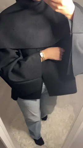 Outfit! Magnifique veste cape dispo aussi en taupe🥰 lien en bio⬆️ #tendance #pourtoi #fyp #outfit #school #nouvellecollection #Idcollection #mastour 