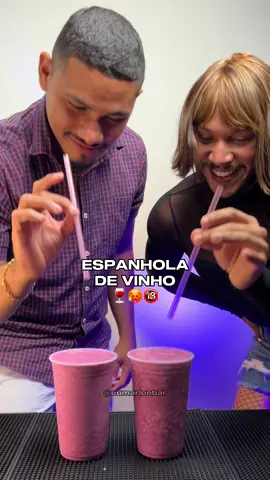 Espanhola de Vinho 🍷🥵🔞 Ingredientes: • gelo • ⁠pedaços de abacaxi • ⁠50ml de leite condensado • ⁠50/70ml de vinho tinto suave JÁ MANDA PRA QUEM VAI BEBER ESSE COM VOCÊ! #drinksfaceis #espanhola #date