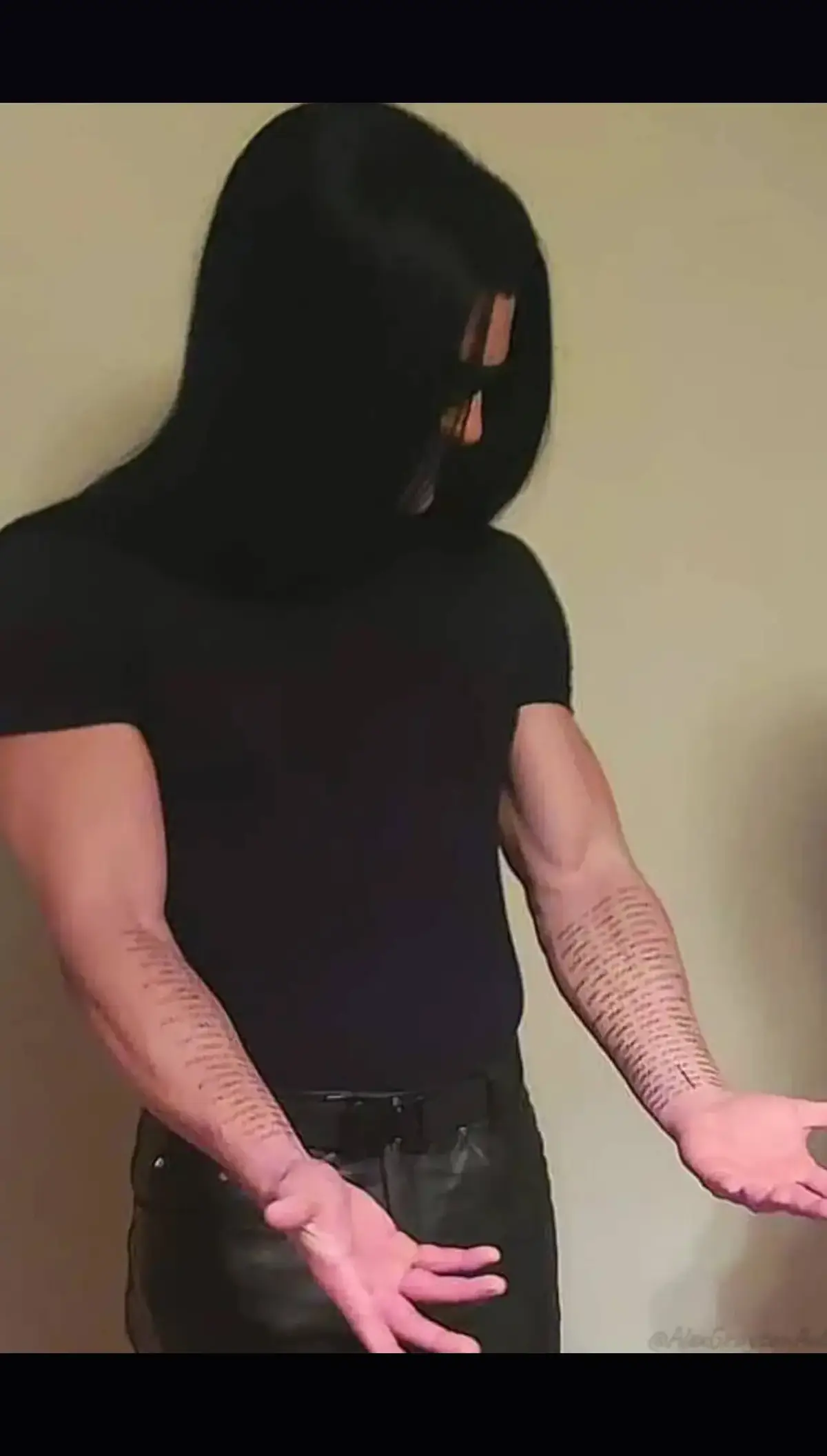 I'm just over here counting my BDB blessings, and one of them being the fact that @passionflix found an actor that fits my mental image of Wrath to a T.🖤  Robert Maaser is absolutely perfect as The King! And he's absolutely MASSIVE! ⚔️ This fangtastic picture was taken by @Alex Grayson Books  ,and she got a close up look on Wraths lineage tattoos!😍 we really appreciate all of your hard work ,Robert ! #jrwardauthor #passionflix #bdbseries #blackdaggerbrotherhood #vampireseries #darklover #robertmaaser #perfectlycast #romancereader 