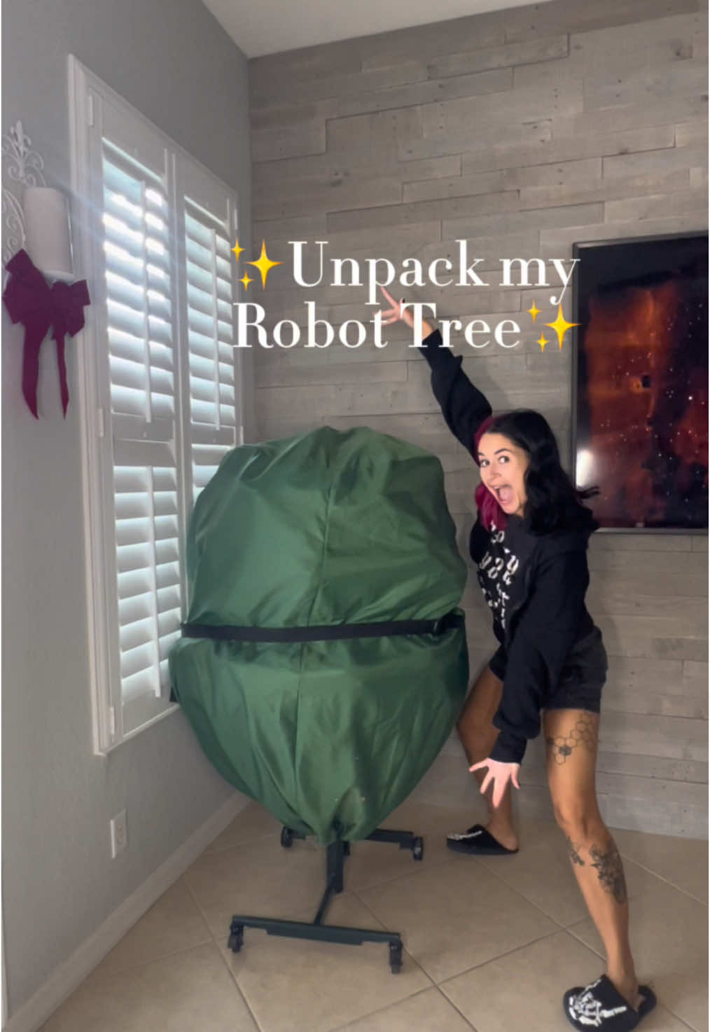 Unpack my robot tree✨ #mommashive #robottree #growandstow #viralchristmastree #christmastree #christmastreedecorating #momlife #MomsofTikTok 