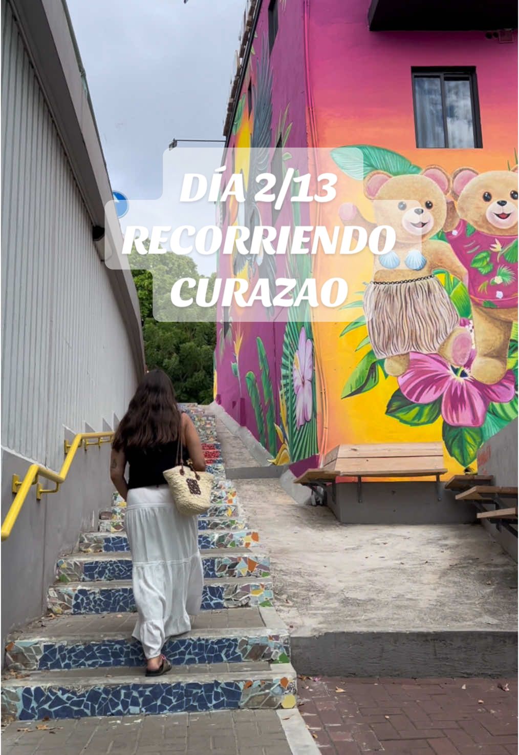 Día 2/13 recorriendo curazao, Willemstad y Piertermaai, el centro antiguo de la ciudad🎨 Lleno de casitas de colores y arte callejero, ideal para sacar muchas fotos💘 Si quieren aprovechar de comer ahí mismo les recomiendo que no vayan un domingo, porque todo cierra #curazao #travel #vacaciones #curazao2024 #caribe #willemstad #pietermaai #visitcurazao #tipsdeviaje 