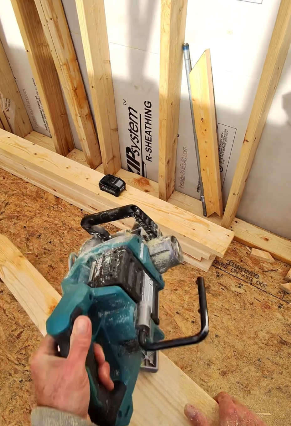 How many of you are ambidextrous when it comes to cutting. Other than cutting I think my left hand is as useless as putting an elevator in an outhouse. Let me know down below. @Makita Tools USA  #makitaadvantage #MakitaTools #Framing #saw #Tools #ToolsOfTheTrade.