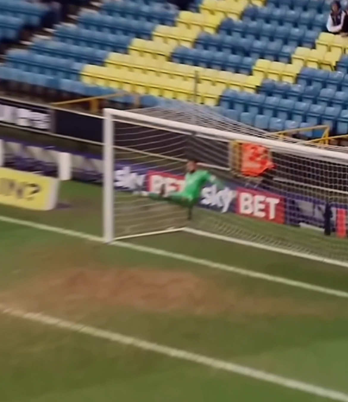 Quando o goleiro decide brilhar 🔥 #goalkeeper #save #defender 