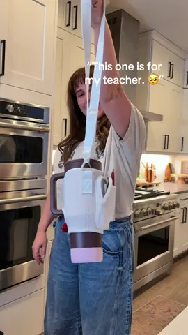 Tessa went through the Advent Calendar and assigned every HydroJug to someone for gifting—because she’s the boss. 😂 Here’s the one she picked for her preschool teacher, and it’s perfect. 👏 Don’t miss these deals! Hydrated AND holiday-ready? Yes, please. 🎁 #HydroJug #BlackFridayDeals #HolidayGifting #StayHydrated  #TeacherGifts #MomLife