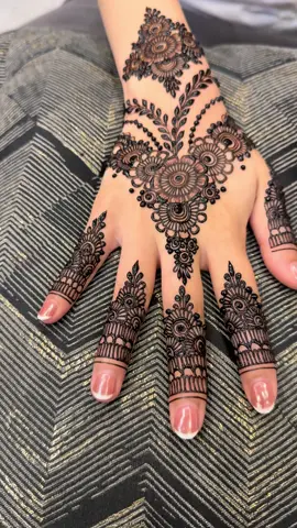 Hennabymell here ANY INQUIRIES AND BOOKING KINDLY CLICK LINK WHATSAPP http://www.wasap.my/601117709723henna #hennamuar #hennatangkak #hennamelaka #hennajasin #hennabukitgambir #hennacantik #hennaart #hennaartist #hennadesign #hennasimplewedding#fyp #hennaartist 