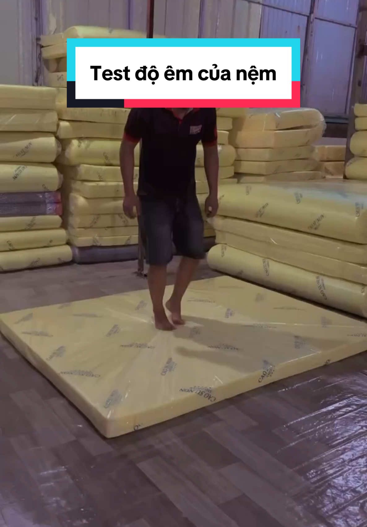 Test độ êm và dẻo dai của nệm #nemcaosusaigon #2025  #nệm #nemcaosunon #xuhuong 