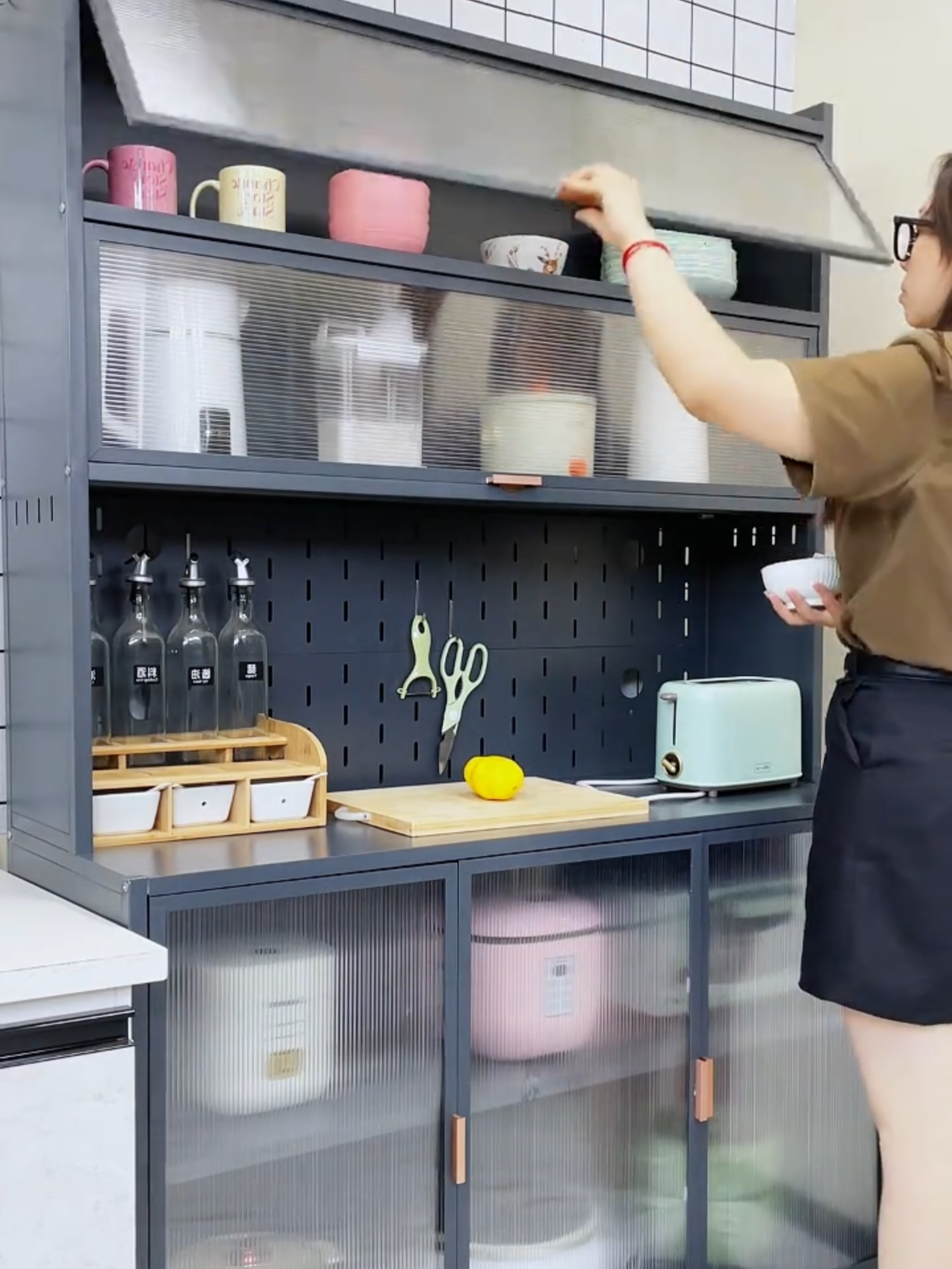 Kệ để đồ nắp đậy thông minh cho căn bếp. #giadungtienloi #kededonhabep #dogiadung