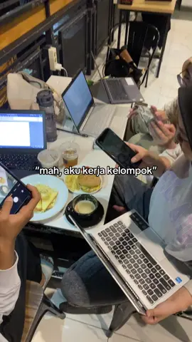 lebih ke menjelajah cafe si🙃#kerjakelompok #kuliah #nugas 