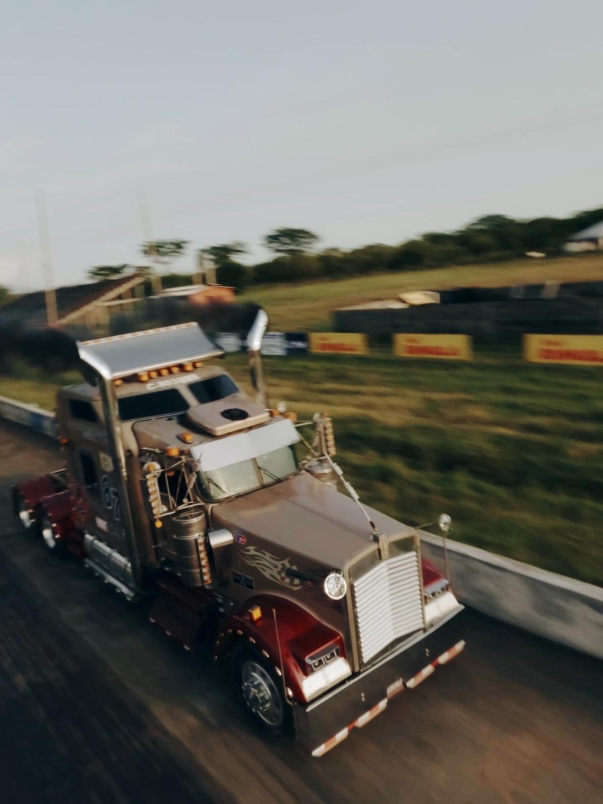 En el dia de practicas capturamos a la campeona @Sophia Santos  , es increible como maneja su cabezal! 🔥🔥🔥 Sabias que en Guatemala se realizan este tipo de competencias? #trucklife #truckrace #fpv #camiones #trailers