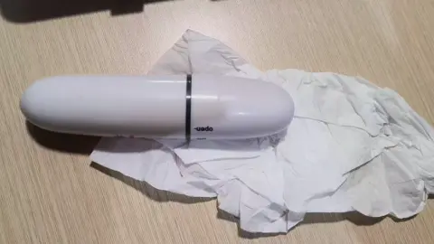 🎭 Pena Pijat Wajah dan Mata Elektrik Mini 208: Rahasia Wajah Glowing Tanpa Drama! Pernah mikir nggak, gimana kalau wajah bisa auto glow up cuma dengan alat sekecil ini? Nah, Face Lift and Eye Mini Massage Pen 208 adalah jawabannya! Bukan cuma bikin wajah glowing, tapi juga bikin kamu merenung, 