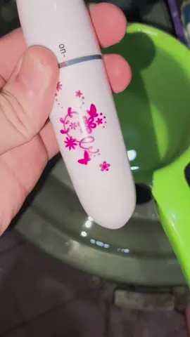 🎭 Pena Pijat Wajah dan Mata Elektrik Mini 208: Rahasia Wajah Glowing Tanpa Drama! Pernah mikir nggak, gimana kalau wajah bisa auto glow up cuma dengan alat sekecil ini? Nah, Face Lift and Eye Mini Massage Pen 208 adalah jawabannya! Bukan cuma bikin wajah glowing, tapi juga bikin kamu merenung, 