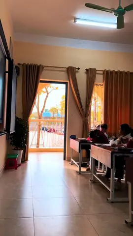 Cái tiết trời tuyệt đẹp này, học sinh nô đùa dưới sân trường… bình yên là hạnh phúc😉