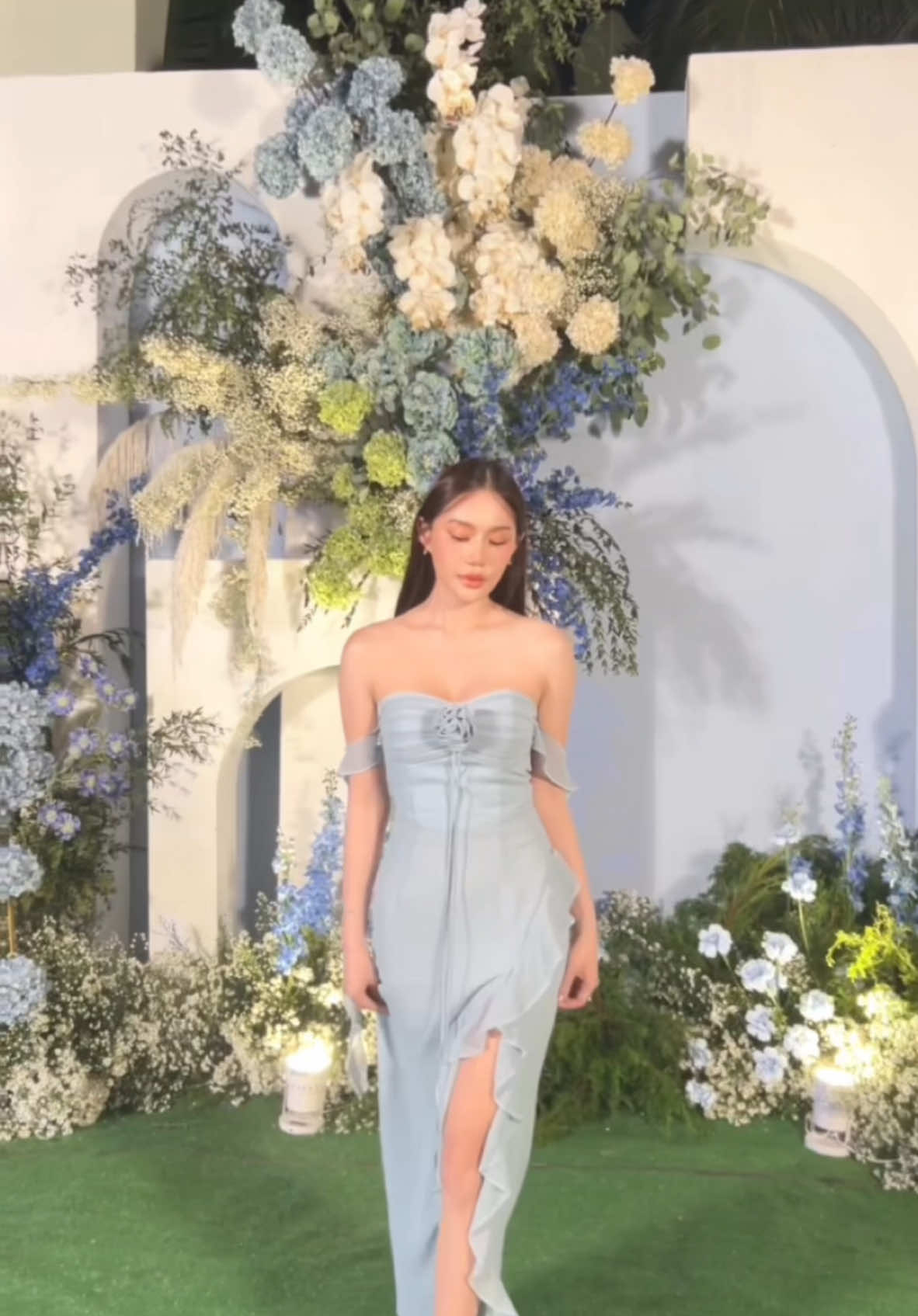 𝑰𝒓𝒊𝒔 𝑴𝒂𝒙𝒊 𝒅𝒓𝒆𝒔𝒔 -𝑩𝒍𝒖𝒆 งานแต่งธีมสีฟ้า ต้องใส่รุ่นนี้นร้า สวยมากๆ สีฟ้าพาสเทล ดูลัคซู  มีความเซ็กซี่เล็กน้อย ติดแกรมสุดๆชุดนี้ 💙🦋 𝑰𝒓𝒊𝒔 𝑴𝒂𝒙𝒊 𝒅𝒓𝒆𝒔𝒔 เดรสยาวเกาะอก ตรงช่วงอกเราทำดีเทลให้จับจีบเป็นชั้น ๆ และมีดอกไม้เพิ่มความหวานไว้ให้  และสามารถถอดออกได้  ส่วนสายใต้ดอกไม้สามารถนำมาทำเป็นสายใส่แบบคล้องคอ หรือจะผูกสายใต้ดอกไม้ทำเป็นเกาะอกก็ได้ทั้งสองแบบค่ะ   🌟ตรงช่วงแขน ออกแบบมาเฉพาะให้เป็นสายยาวระย้าด้านข้างที่ สามารถสอดแขนเข้าไปได้ ให้มีกิมมิคไม่เหมือนใคร เอาไว้จับเวลาถ่ายรูปเก๋ๆกรุบกริบน่าร๊ากก😉  🌟ช่วงกระโปรงแหวกช่วงขาหน้า มีระบาย เพิ่มความน่ารัก ชุดนี้เหมาะใส่ไปงานแต่ง ชุดออกงาน ชุดไปดินเนอร์ สวยหรูสุดๆ ใครกำลังหาชุดสวยๆ รับรองไม่ผิดหวังค่ะชุดนี้  มีทั้งหมด 4 สี :Brown ,Pink ,Blue,Peach Price : 1,890 Bath  Size :  XS,S,M,L #ชุดเพื่อนเจ้าสาว #ชุดออกงาน #rooftopbkk #เดรสออกงาน  #ชุดใส่ไปงานแต่ง #เดรสไปงานแต่งสีฟ้า