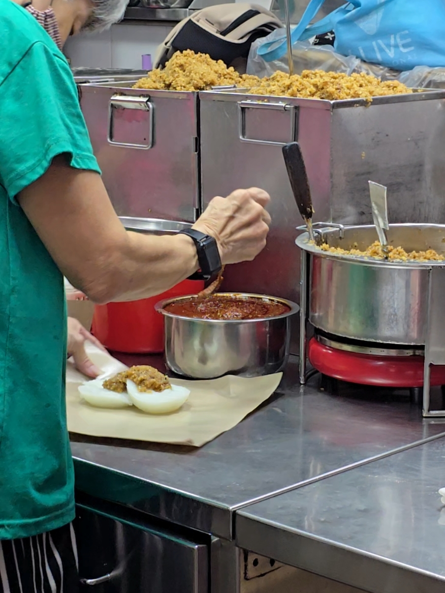 Chwee Kueh - bánh gạo nước , 1 món ăn đường phố của Singapore ( gần giống bánh đúc, bánh bột hoặc bánh bèo của VN) #cuocsongosingapore🇸🇬 #cuocsongosingapore #nguoiviettaisingapore🇻🇳🇸🇬 #nguoiviettaisingapore🇸🇬🇻🇳 #visitsingapore #visitsg #singaporelife❤️ #sglife❤️🇸🇬 #sglifestyleblogger #lifeinsg🇸🇬 #tiktoksg🇸🇬 #tiktoksingapore🇸🇬🥰 #singapore food recommend #singaporefoodstreet #sgstreetfood #sgfoodstreet #musteatinsingapore #singaporestreetfood 