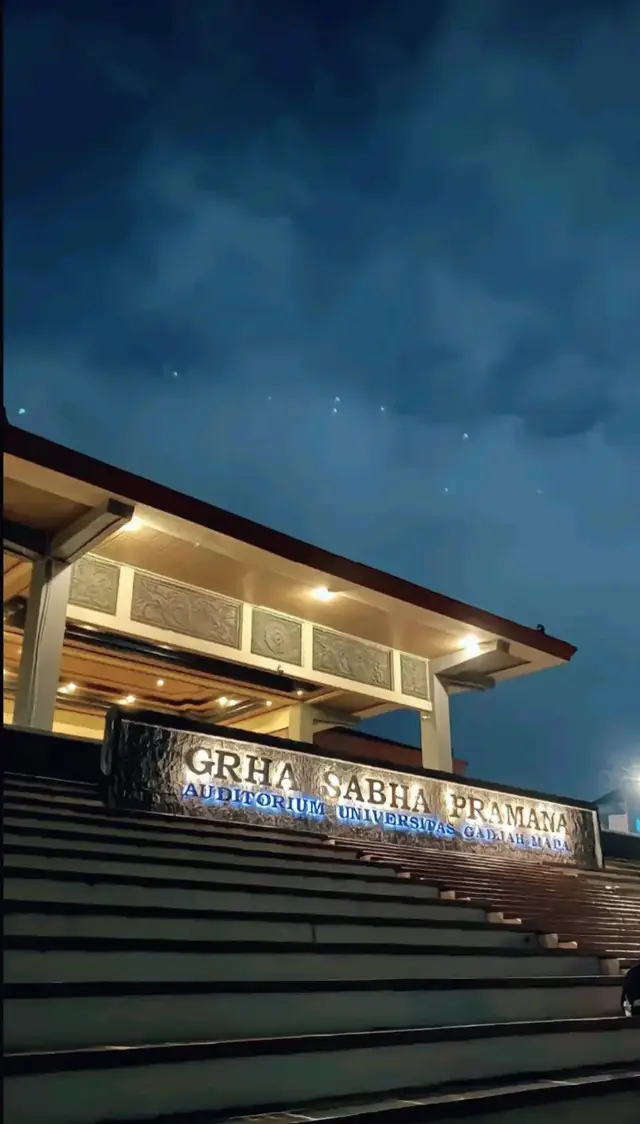 foto rondom #jogja #jogja24jam #ugm #ugmjogja #universitasgadjahmada #fyp 