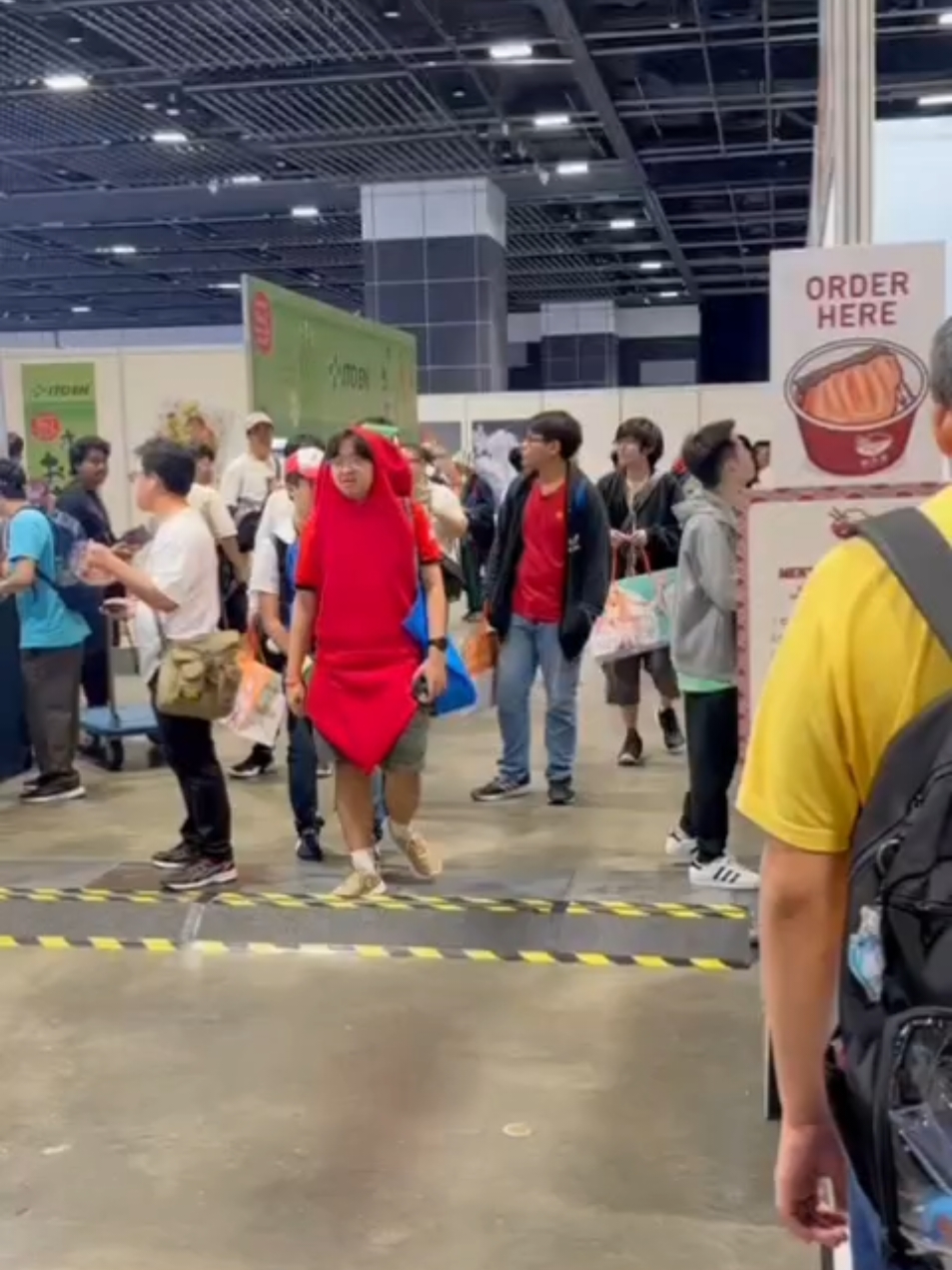 Located near @keatmentaiya at AFA 2024(read👇)...🤯🧐 Most exciting crossing in sg: Anime festival Asia AFA Suntec convention happening this weekend... Video shows many tripped. A few have actually FELL, video owner have feedback to the organiser since the previous year event. “Nothing can be done” 📷: Mentai Ya Japanese Cuine Singapore