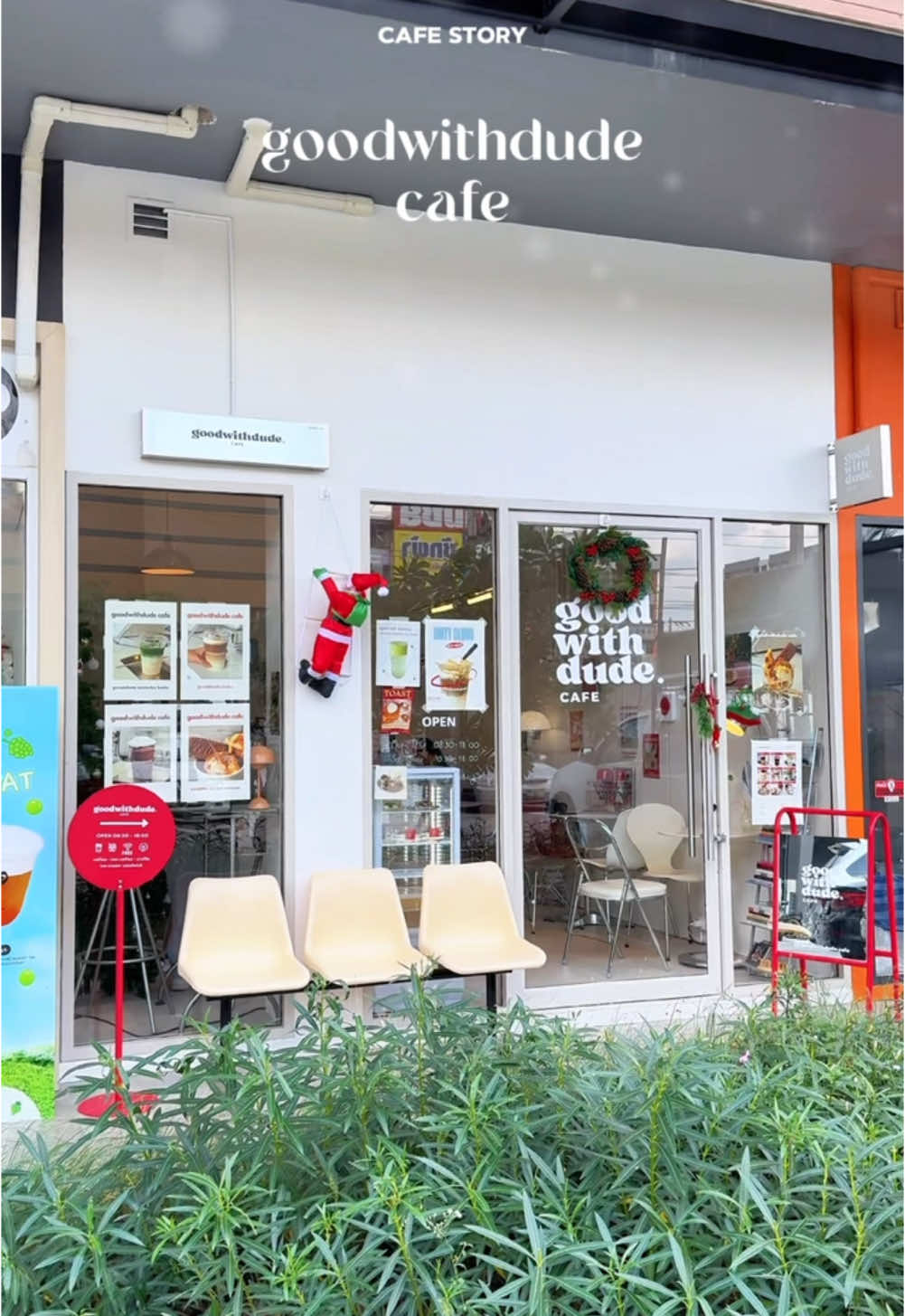 📍 goodwithdude.cafe 🎄🍫🍰 ~นครปฐม~ แนะนำพิกัดไวบ์ดีที่นั่งได้ทุกวันไม่มีเบื่อกับ คาเฟ่ลับเปิดใหม่ใกล้ ม.มหิดลที่ซ่อนตัวอยู่ใน ‘Salaya One’ ซอยตั้งสิน ฟีลกู๊ดมู้ดดีสุด ๆ กับการตกแต่งสไตล์เกาหลีเกาใจ ที่เน้นโทนสีขาวสบายตา แถมยังเพิ่มลูกเล่นด้วยการเติมโทนสีแดงเข้าไปให้บรรยากาศดูสนุกสนานมีชีวิตชีวายิ่งขึ้น ขอบอกว่าเพียงแค่เราเข้ามาในร้านก็สัมผัสได้ถึงความใส่ใจในทุกรายละเอียดแล้ว ไม่ว่าจะเป็นเฟอร์นิเจอร์, พร็อพแต่งร้าน รวมไปถึงภาชนะที่ใช้ในการเสิร์ฟ ก็ดูเข้ากันไปหมด  เมนูเขาจัดเต็มมากนะทุกคน ทั้งขนม ทั้งเครื่องดื่ม มีครบจบในหนึ่งเดียว แอบกระซิบนิดนึงว่าทางร้านเขามี Christmas Special Menu เสิร์ฟตลอดช่วงเทศกาลด้วยครับ 🍰 Tiramisu : เมนู Highly Recommend ที่มาแล้วต้องตำ เพราะว่าดีงามมาก! เนื้อเค้กนุ่มละลายในปาก รสชาติหวานน้อย ได้กลิ่นหอมของกาแฟเต็มคำแต่ไม่ขม เพิ่มความฟินด้วย Mascarpone Cheese สูตรพิเศษ ตบด้วยผงโกโก้แท้ 100% ที่ทางร้านนำเข้าจากฝรั่งเศสโดยตรง 🍨 Croffle Ice-Cream Cup : เมนูนี้จะเสิร์ฟไอศกรีมนมฮอกไกโดมาพร้อมครอฟเฟิลกรอบนอกนุ่มในให้ทานด้วยกัน ด้านบน On Top มาด้วย Biscoff แบบจุก ๆ ตามด้วยซอสคาราเมลเพิ่มความหอมหวานให้ฟินยิ่งกว่าเดิม  🍞 Ice-Cream Toast : โทสต์สูตรพิเศษของร้านที่มาแล้วไม่ลองถือว่าพลาดมาก! ขนมปังกรอบนอกนุ่มในฉ่ำไปด้วยเนยเต็ม ๆ คำ เสิร์ฟพร้อมไอศกรีมนมฮอกไกโดและซอสคาราเมลให้ทานด้วยกัน  ✨ Christmas Special Menu มีทั้งหมด 3 รายการ นั่นก็คือ 🍵  Matcha Candy : Premium Matcha แสนเข้มข้นที่นำเข้าจากเมือง uji ประเทศญี่ปุ่น มาพร้อมการตกแต่งในธีมคริสต์มาสที่น่ารักจนใจเจ็บ 🍫 Cocoa Christmas Tree : โกโก้สุดเข้มข้นจากผงโกโก้แท้ 100% รสชาตินุ่มนวลกลมกล่อม แทรกด้วยกลิ่นหอมของถั่ว Hazelnut เบาๆ   🍹Christmas is coming : เมนู Refreshing แก้วนี้ก็ชื่นใจไม่แพ้กัน รสชาติเปรี้ยวอมหวานนิด ๆ ซ่าเบา ๆ ได้กลิ่นหอมอ่อน ๆ จากมิ้นต์แทรกในทุกอณู ให้ฟีลเหมือนดื่ม Mojito Mocktail เลยทุกคน  นอกจากนี้ยังมีเมนู Tiramisu Latte, Dirty Cloud Coffee และอื่น ๆ อีกมากมายให้เราได้ลองเพียบ 🗺 พิกัด: อยู่ใน Salaya One ซอยตั้งสิน ตำบลศาลายา อำเภอพุทธมณฑล จังหวัดนครปฐม (ด้านหลังสุกี้ตี๋น้อย ใกล้วงเวียน)  🕑 วันจันทร์ - วันพฤหัสบดี 8.30 - 18.00 น.  🕑 วันศุกร์ - วันอาทิตย์ 10.30 - 18.00 น. @goodwithdude.cafe 