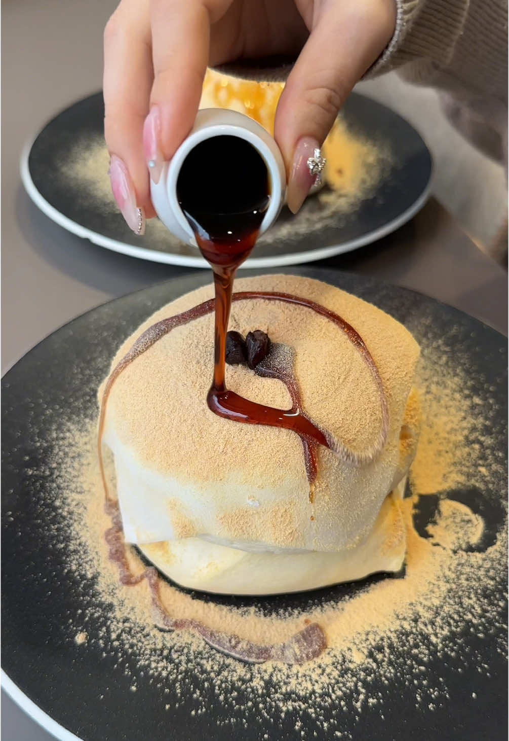 ふわふわのわらび餅パンケーキ🥞 ◎ わらび餅パンケーキ　¥1,200 (ドリンク付き) 【店舗名】カフェスタンド10.8 【住所】福岡県久留米市通町107-13 【アクセス】西鉄久留米駅から徒歩7分 【営業時間】11:00-18:00 【定休日】不定休 【予算】1,000-2,000 #福岡グルメ #japanesefood #tiktokfood 
